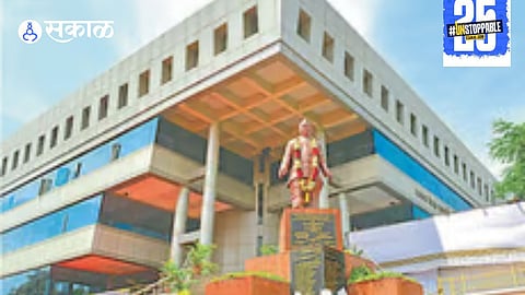 District bank employees celebrate the finalization of a 5-year pay agreement that guarantees a 12% salary increase."