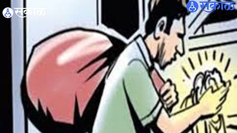 "Sadār Bazar Police with the stolen donation box and other recovered items from the temple robbery."