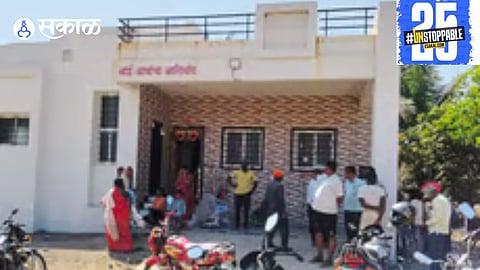 Police investigate the scene of a daylight robbery in Mayani where 4 tola of gold and ₹50,000 in cash were stolen."