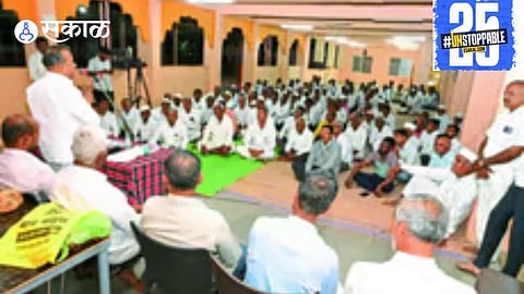 "Bala Saheb Patil addresses the gathering of factory members, urging them to separate politics from the future of Sahyadri."