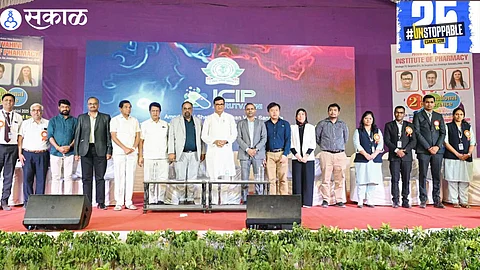 Balasaheb Thorat addressing the international symposium at Amritvahini, highlighting the connection between population growth and rising disease rates."