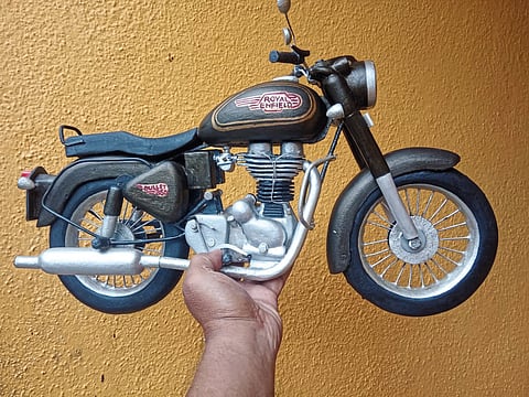 थर्माकोलपासून साकारल्या दुचाकींच्या प्रतिकृती