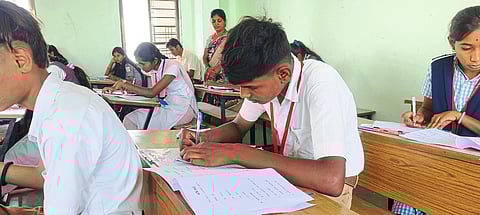 वडिलांची रक्षा विसर्जन करून दिला दहावीचा पेपर