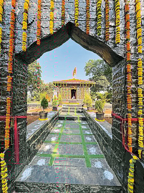 विसापूरच्या पायथ्याशी बजरंग बलीच्या मूर्तीची प्रतिष्ठापना