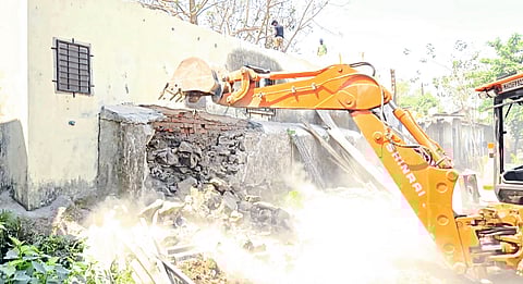 अनधिकृत झोपडपट्टीवर रेल्वेचा हातोडा