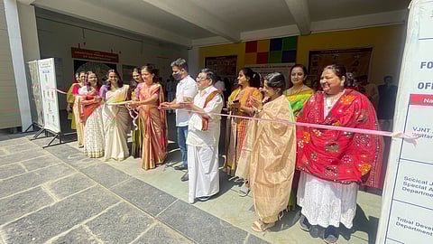 अनंतराव पवार कॉलेज ऑफ आर्किटेक्चरमध्ये वार्षिक स्नेहसंमेलनाच्या निमित्ताने पारंपरिक दिनाचे आयोजन करण्यात आले. या वेळी विविध राज्यांच्या खाद्यसंस्कृतींचे दर्शन घडवणाऱ्या स्टॉल्सचे उद्घाटन मान्यवरांच्या हस्ते पार पडले.