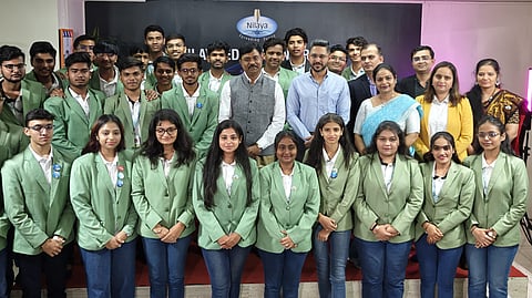 निलया एज्युकेशनमध्ये इंद्रनील चितळे यांच्या मार्गदर्शनपर सत्रादरम्यान उपस्थित मान्यवर व विद्यार्थी