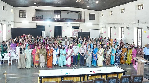 वाडिया कॉलेज कॅम्पस येथे जागतिक महिला दिन मोठ्या उत्साहात साजरा करण्यात आला, यावेळी सहभागी महिला व मान्यवरांचा सामूहिक फोटो.