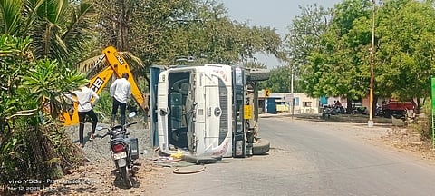 आंधळगावात हायवा उलटून कुंपणाचे नुकसान