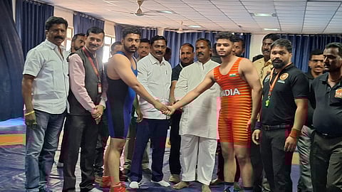 स्पर्धेसाठी महाराष्ट्र केसरी गोरख सरक व प्रमुख मान्यवर उपस्थित.