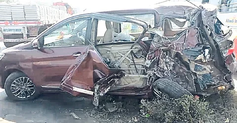 Bhoste Ghat Accident : मुंबई-गोवा महामार्गावरील भोस्ते घाटात तिहेरी अपघात; आठ जण जखमी, सिमेंटचा ट्रक-कारची समोरासमोर धडक