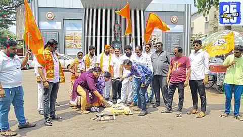 Shiv Sena activists throw slippers at the symbolic effigy of comedian Kunal Kamra in protest against his controversial remarks.