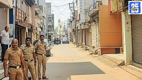 Rahuri residents protesting during the bandh following the vandalism of a statue, with police registering a case against an unknown individual.