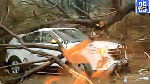 "Heavy rainstorm with hail causes widespread damage to roads and crops in Maan, Khatav, and Khndala."