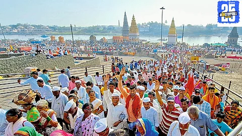 A sea of devotees gathered on the banks of Chandrabhaga during the Chaitri Wari in Pandharpur, celebrating with faith and devotion.
