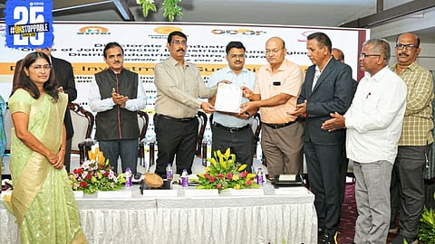 Chief Minister with industrialists at Satara MoU signing event worth ₹4,000 crore, promising jobs and industrial growth.