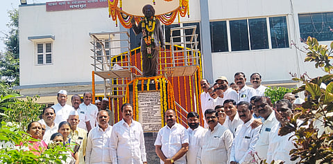 तळेगावातील पूर्णाकृती पुतळ्यास पुष्पहार अर्पण