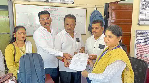 शेड नसल्याने प्रवाशांना बसताहेत उन्हाचे चटके