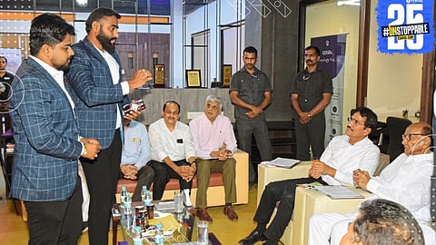 MP Sharad Pawar interacting with young entrepreneurs, stressing need for industry-wise innovation opportunities.