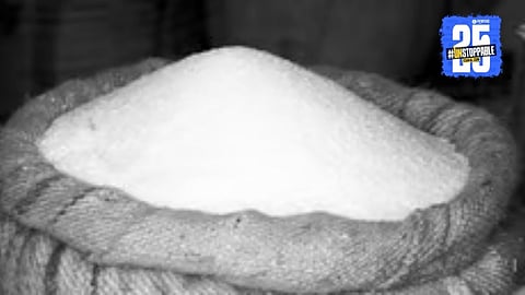 Farmers queue up at fertilizer depots in Kolhapur amid ongoing DAP and Urea shortage ahead of monsoon.