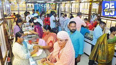 "Shoppers flock to Solapur's gold markets on Akshay Tritiya, taking advantage of attractive discounts and offers amidst rising prices."