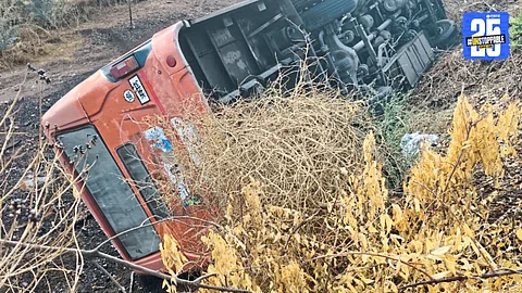 Scene of the overturned bus in Makharewadi carrying Ashtavinayak pilgrims; 12 injured in the mishap.