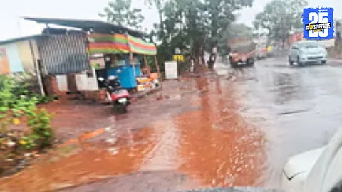 Kankavli streets submerged after heavy unseasonal rain lashes the region due to a low-pressure zone.