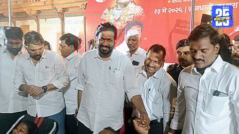 Bacchu Kadu visits Prahar blood donation camp near Minister Shivendraraje’s residence, raises voice against government policies