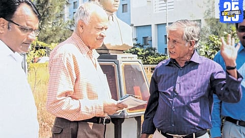 Dr. Jayant Narlikar at the 1992 Solapur Science Convention – Inspiring generations with scientific thought.