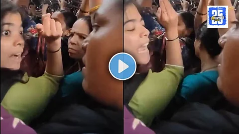 Women Fight in Mumbai Local