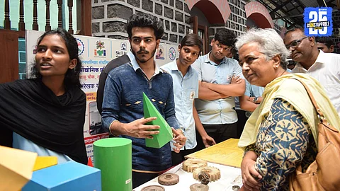 पुणे : समर स्कूल दरम्यान तयार केलेल्या विविध वस्तु व प्रकल्पांचे प्रदर्शन भरवण्यात आले होते.