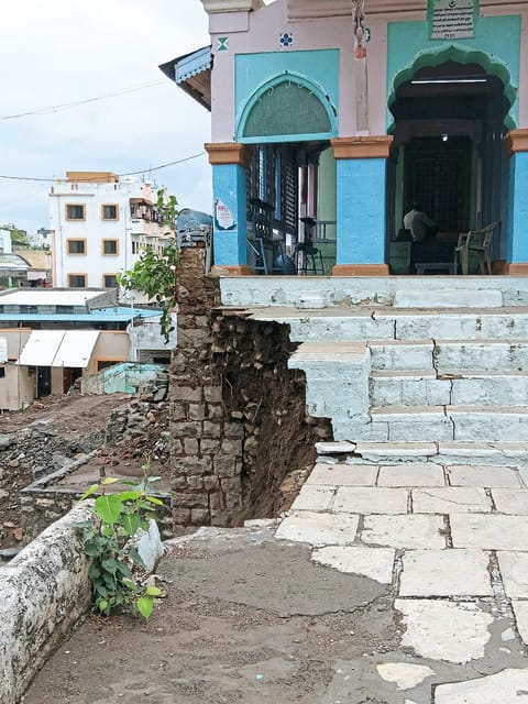 ऐतिहासिक चांदशहावली बाबा दर्ग्याची भिंत कोसळली