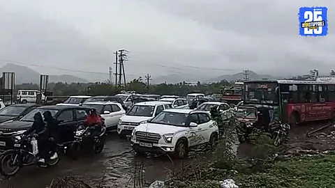 Heavy traffic on Pune-Bengaluru Highway near Satara due to holiday rush; long queues of vehicles causing delays for travelers.