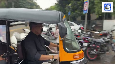 Jitendra Awhad Drives Auto Rikshaw