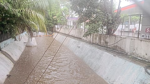 नाल्यांच्या पाणी पातळीत वाढ, पूर्ण क्षमतेने प्रवाह