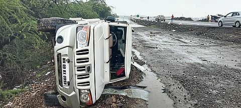 नागरगावात मोटार उलटूनही
कोल्हापूरचे भाविक सुखरूप
