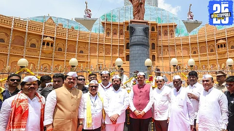CM Devendra Fadnavis offering floral tribute to Ahilyadevi Holkar at Choundi on her Jayanti.