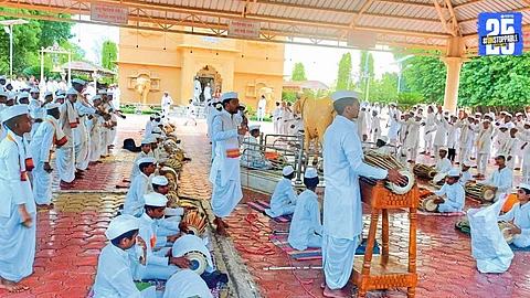 Charming moment: Little Warkaris reciting Haripath and playing fugdi during the spiritual procession