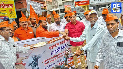 Hindu Ekta group distributes sweets protesting the ban on Vishalgad urus celebration