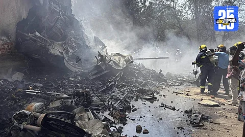 Ahmedabad plane crash: विमान क्रॅश होण्यापूर्वी पायलटने पाठवला होता एक संदेश; काय मिळालं होतं उत्तर?