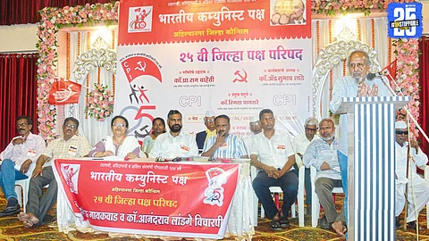 Ram Baheti addressing media, demanding universal farm loan waiver and slamming BJP’s pro-capitalist stance.