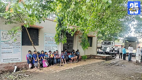 Students protest before Gram Panchayat as school remains shut due to landowner’s objection in Pimpri Kolandar