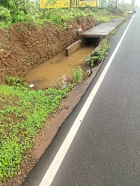 खराडेवाडीत महामार्गाच्या
बाजूचे गटार धोकादायक