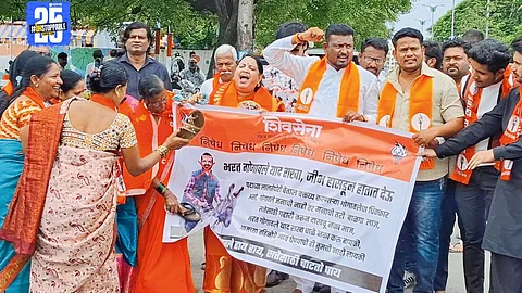 Shiv Sena (UBT) workers protest against Minister Gogawale by beating his effigy with slippers in outrage over Rashmi Thackeray remark."