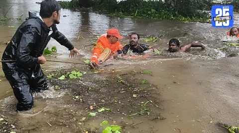 NDRF Team: इंद्रायणी नदीत वाहून जाणाऱ्या वारकऱ्याला NDRF पथकाने वाचवलं; आळंदी येथील घटना