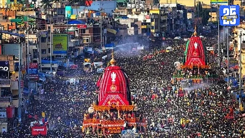 King of Puri performing the sacred ‘Chhera Pahanra’ ritual with a golden broom before the Rath Yatra procession, symbolizing humility and devotion.