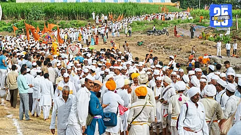 With Tears in Their Eyes, Devotees Send Off Mauli from the District