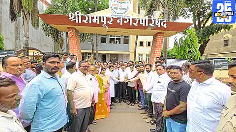 Shrirampur citizens protesting in front of Nagarparishad, demanding action against illegal sewage connections.