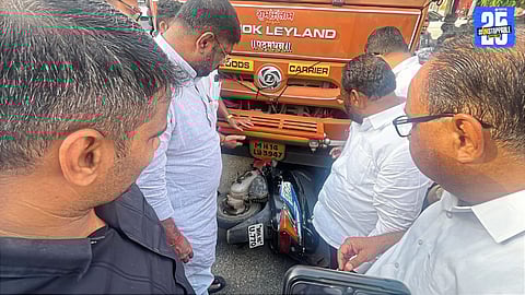 Tempo Goes Out of Control After Driver’s Seizure; 10 Two-Wheelers Crushed