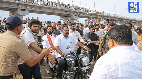 Deputy CM Shinde Honors Warkaris: “They Are Our Priority”